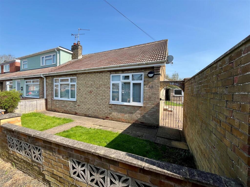 3 bed Semi-detached bungalow for rent in Hull. From Leonards - Hull 3 bed Semi-detached bungalow for rent in Hull. From Leonards - Hull