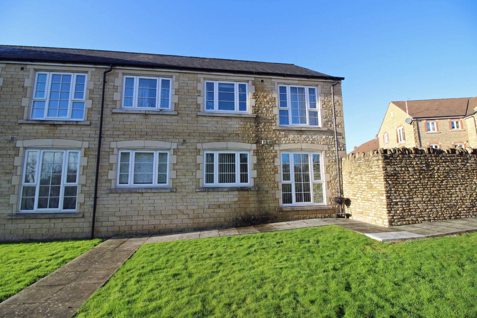 2 bed Apartment for rent in Frome. From Lewis Gray