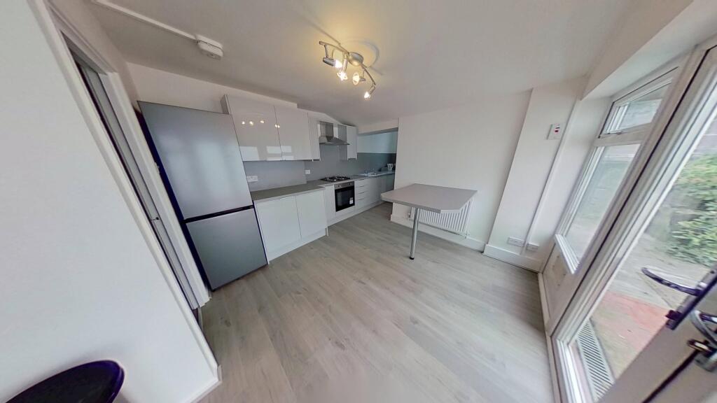 4 bed House Share for rent in Pontypridd. From Let Right Properties Ltd - Treforest