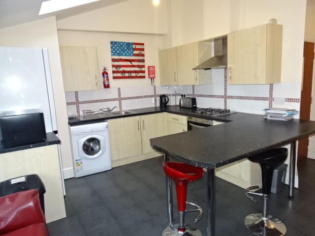 6 bed House Share for rent in Pontypridd. From Let Right Properties Ltd - Treforest