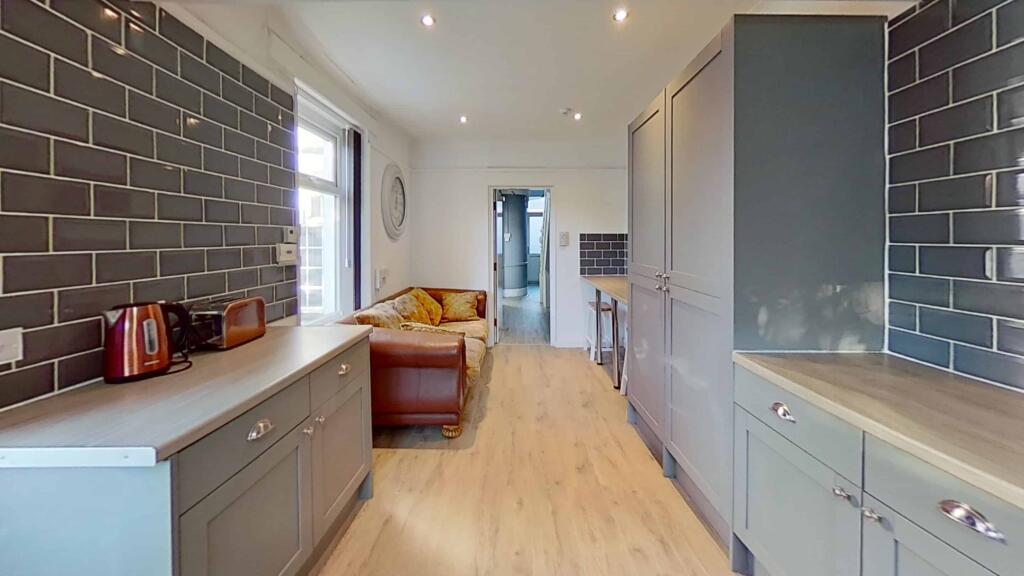 5 bed House Share for rent in Pen-y-coedcae. From Let Right Properties Ltd - Treforest