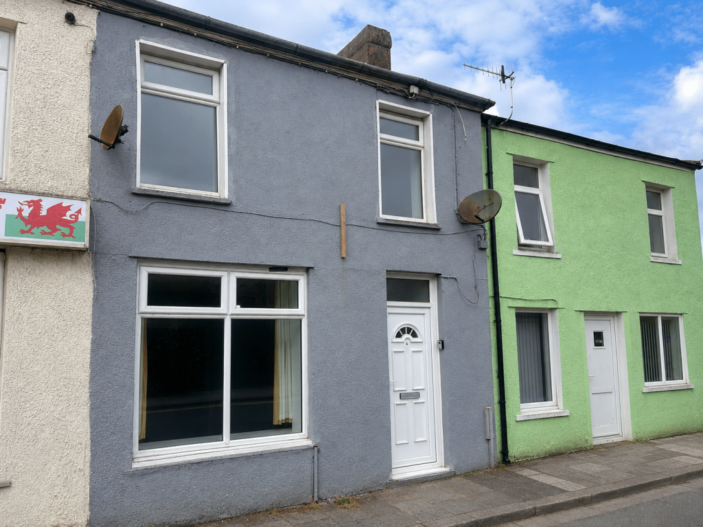 3 bed Mid Terraced House for rent in Merthyr Tydfil. From Let Right Properties Ltd - Treforest
