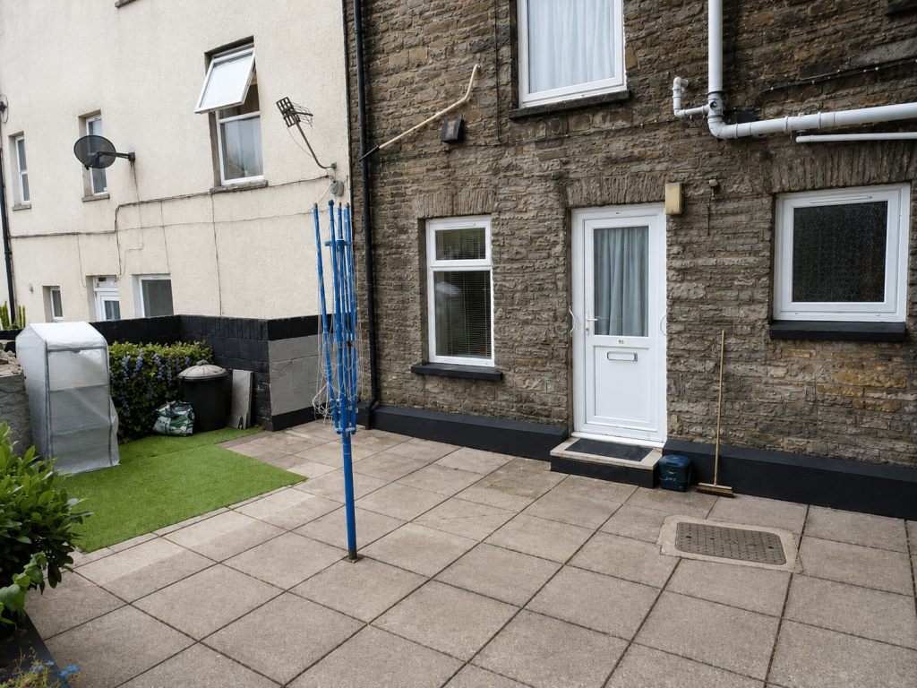1 bed Detached for rent in Pontypridd. From Let Right Properties Ltd - Treforest