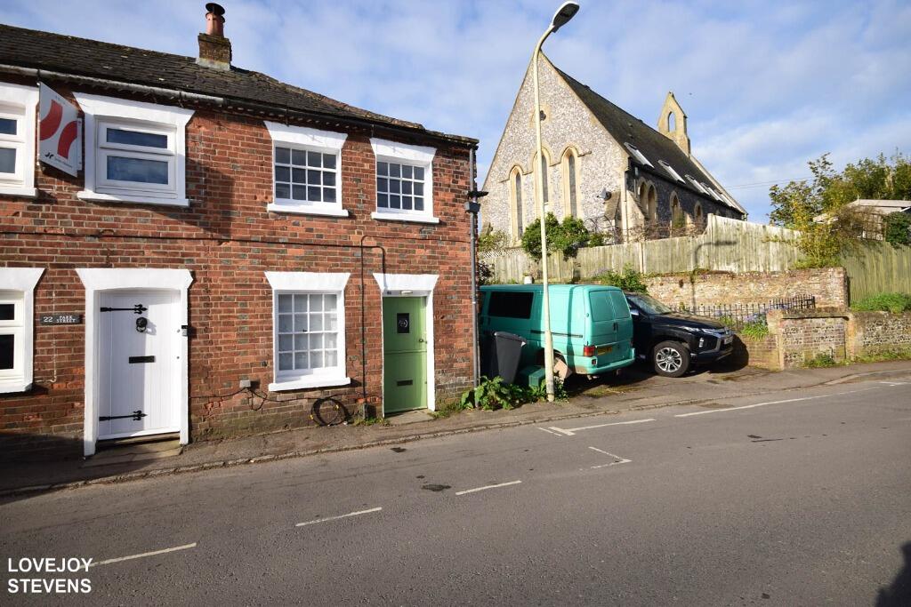 2 bed Mid Terraced House for rent in Hungerford. From Lovejoy Stevens - Newbury 2 bed Mid Terraced House for rent in Hungerford. From Lovejoy Stevens - Newbury