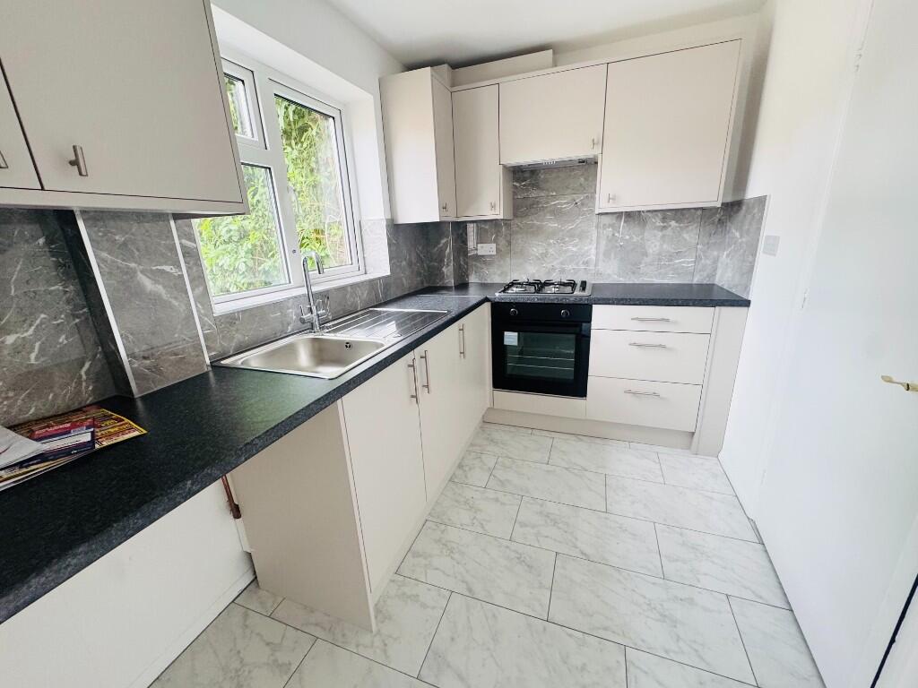 3 bed Mid Terraced House for rent in Streatley. From Luton Heights Ltd - Luton