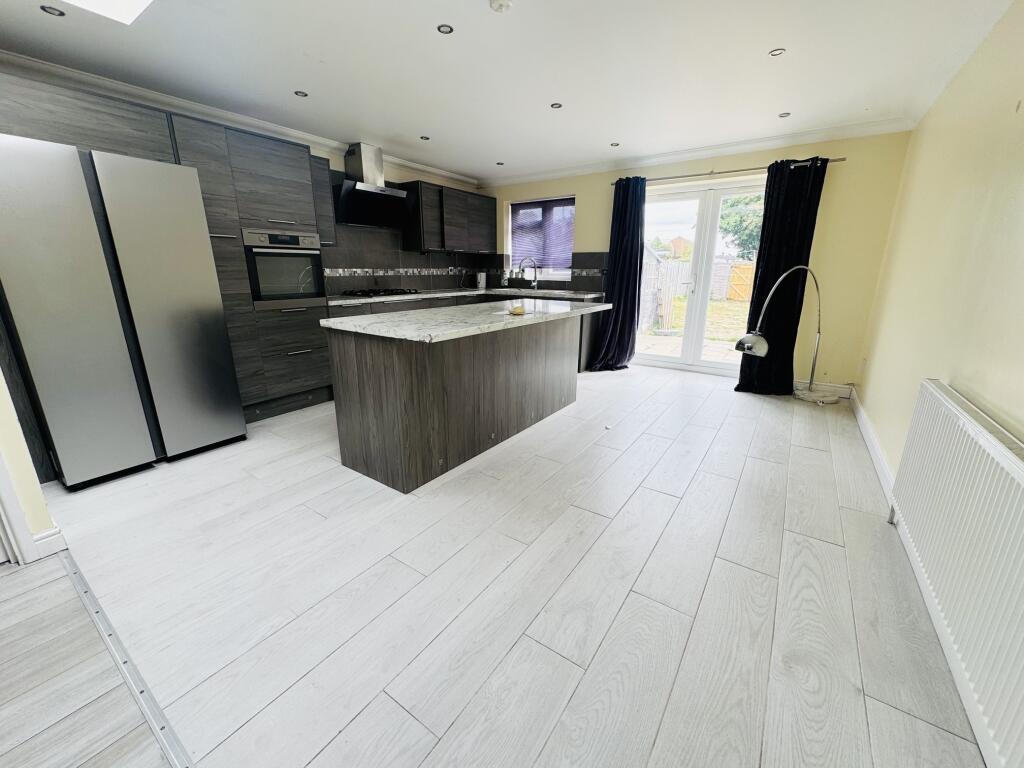3 bed Semi Detached for rent in Chalton. From Luton Heights Ltd - Luton 3 bed Semi Detached for rent in Chalton. From Luton Heights Ltd - Luton