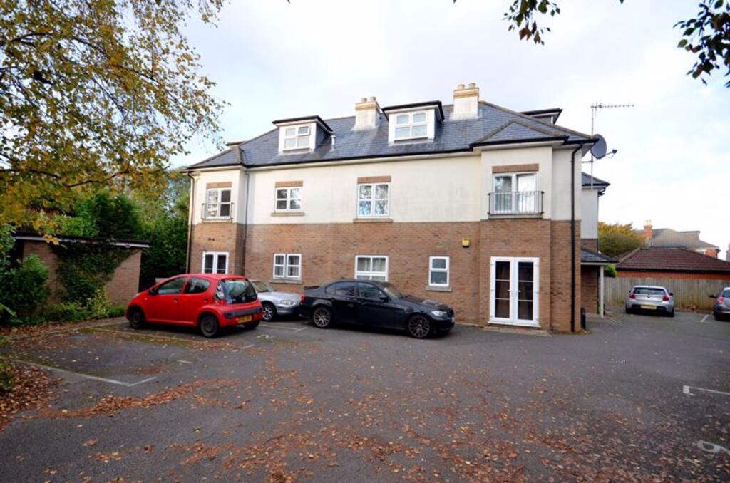 3 bed 1st Floor Flat for rent in Bournemouth. From MK Estates - Bournemouth