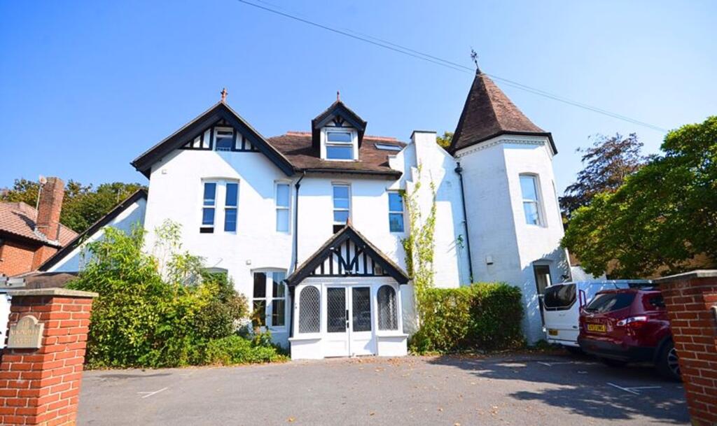 3 bed 1st Floor Flat for rent in Bournemouth. From MK Estates - Bournemouth