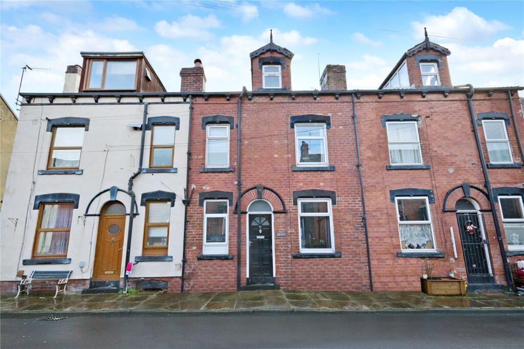 2 bed Mid Terraced House for rent in Troydale. From Manning Stainton - Morley