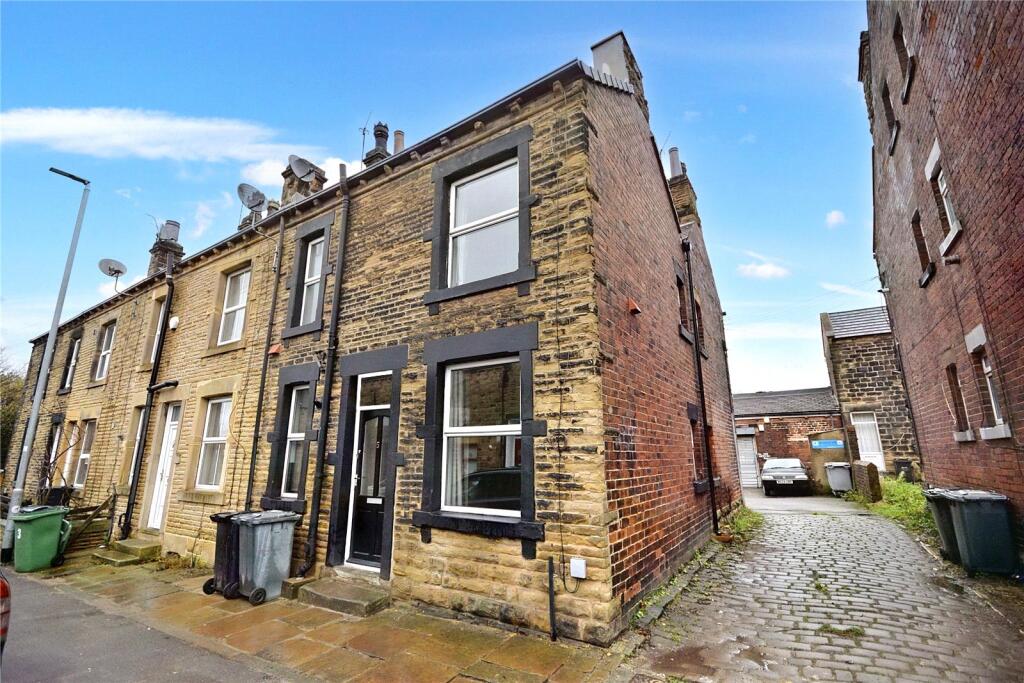 2 bed Mid Terraced House for rent in Morley. From Manning Stainton - Morley