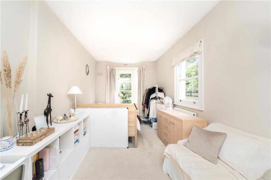 4 bed 1st Floor Flat for rent in Chelsea. From Marsh & Parsons - Chelsea
