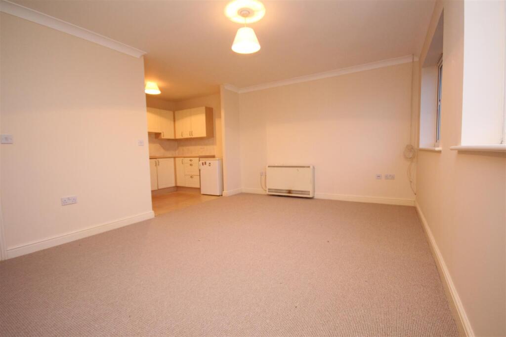 2 bed Apartment for rent in Ashford. From Martins Estates - Ashford