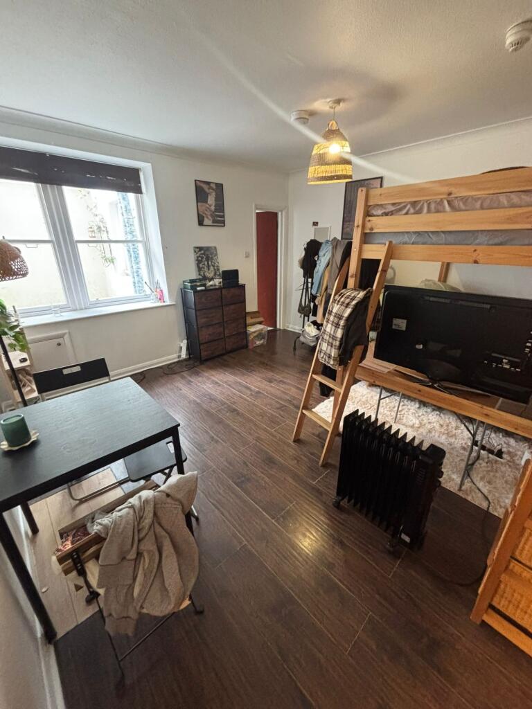 4 bed 1st Floor Flat for rent in Brighton and Hove. From Massey Residential Lettings - Hove 4 bed 1st Floor Flat for rent in Brighton and Hove. From Massey Residential Lettings - Hove