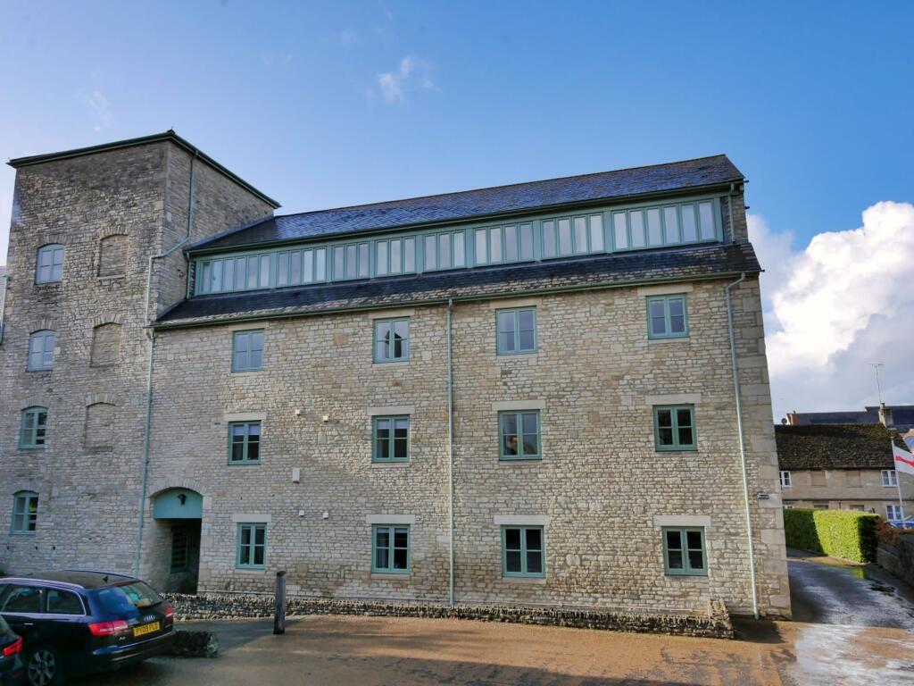 2 bed 1st Floor Flat for rent in Cirencester. From Moore Allen & Innocent - Cirencester
