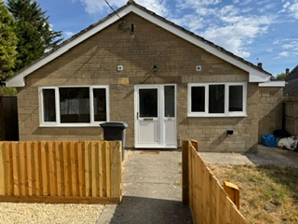 2 bed Semi-detached bungalow for rent in Cirencester. From Moore Allen & Innocent - Cirencester 2 bed Semi-detached bungalow for rent in Cirencester. From Moore Allen & Innocent - Cirencester
