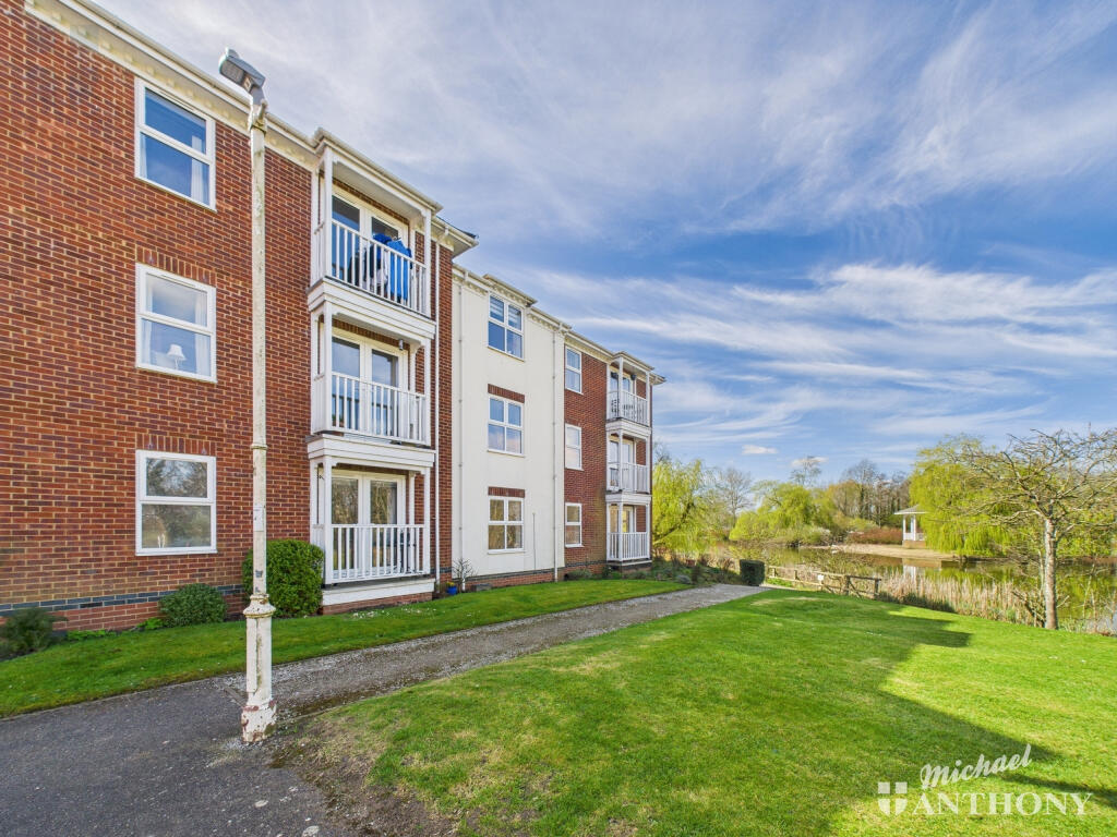 2 bed 1st Floor Flat for rent in Aylesbury. From Michael Anthony - Aylesbury