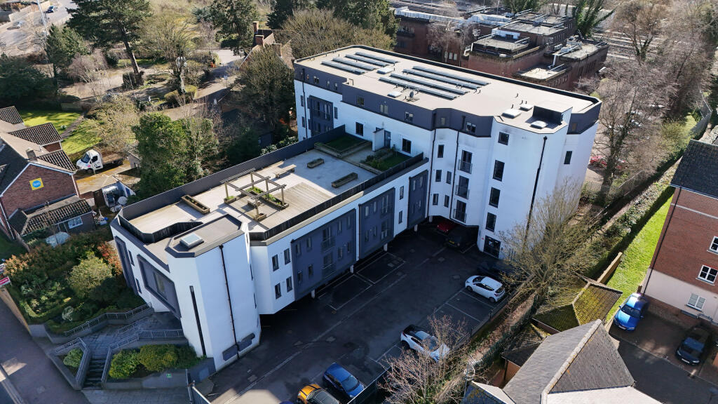 2 bed 1st Floor Flat for rent in Aylesbury. From Michael Anthony - Aylesbury