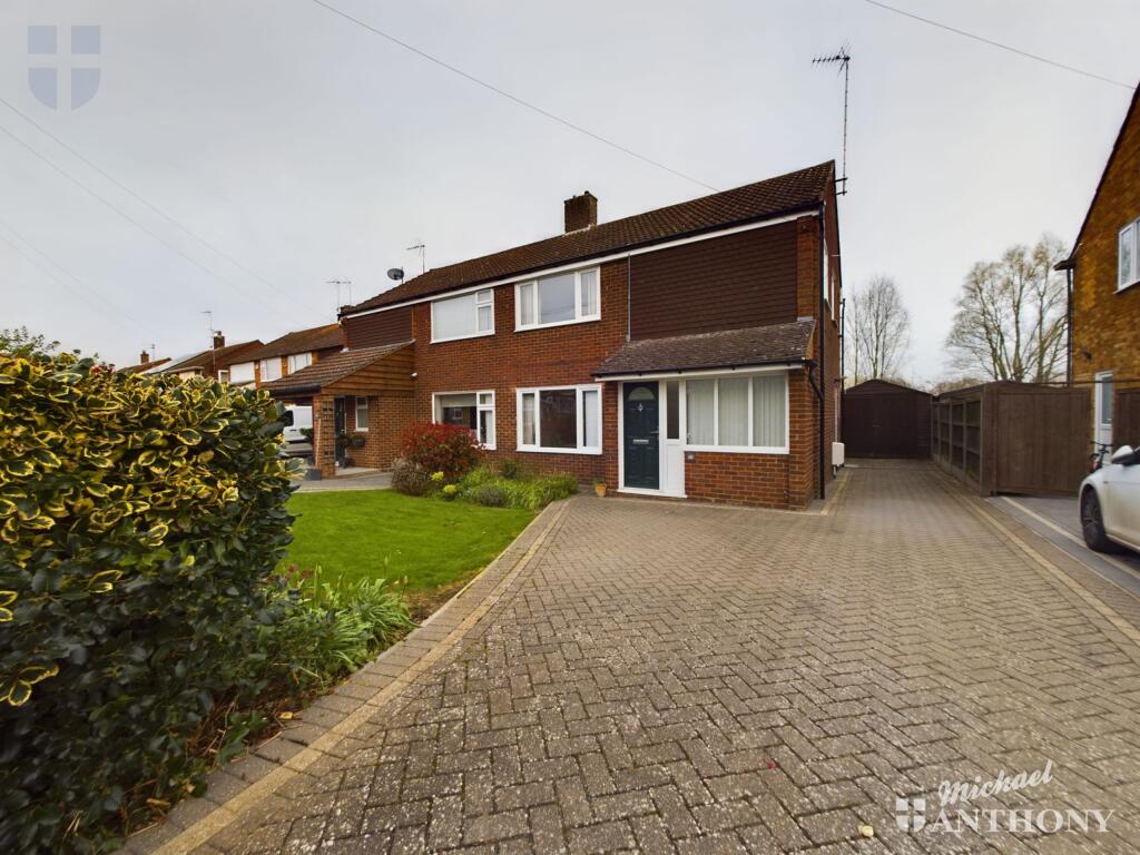 3 bed Semi Detached for rent in Aylesbury. From Michael Anthony - Aylesbury