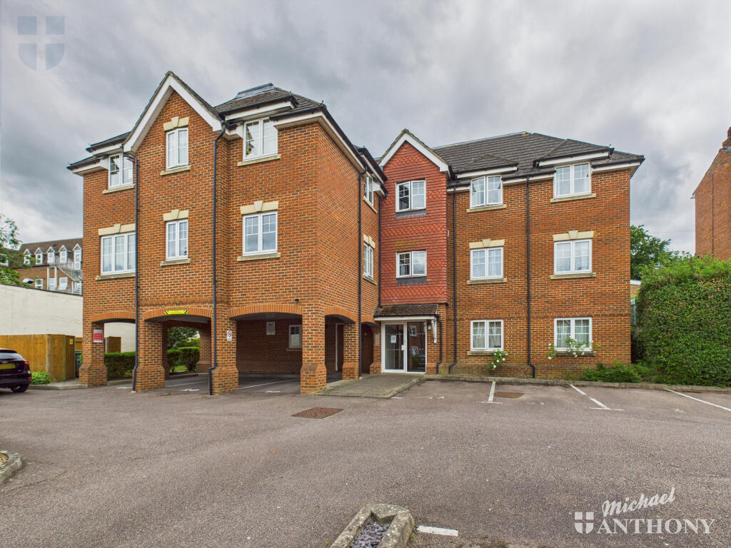 2 bed 1st Floor Flat for rent in Aylesbury. From Michael Anthony - Aylesbury
