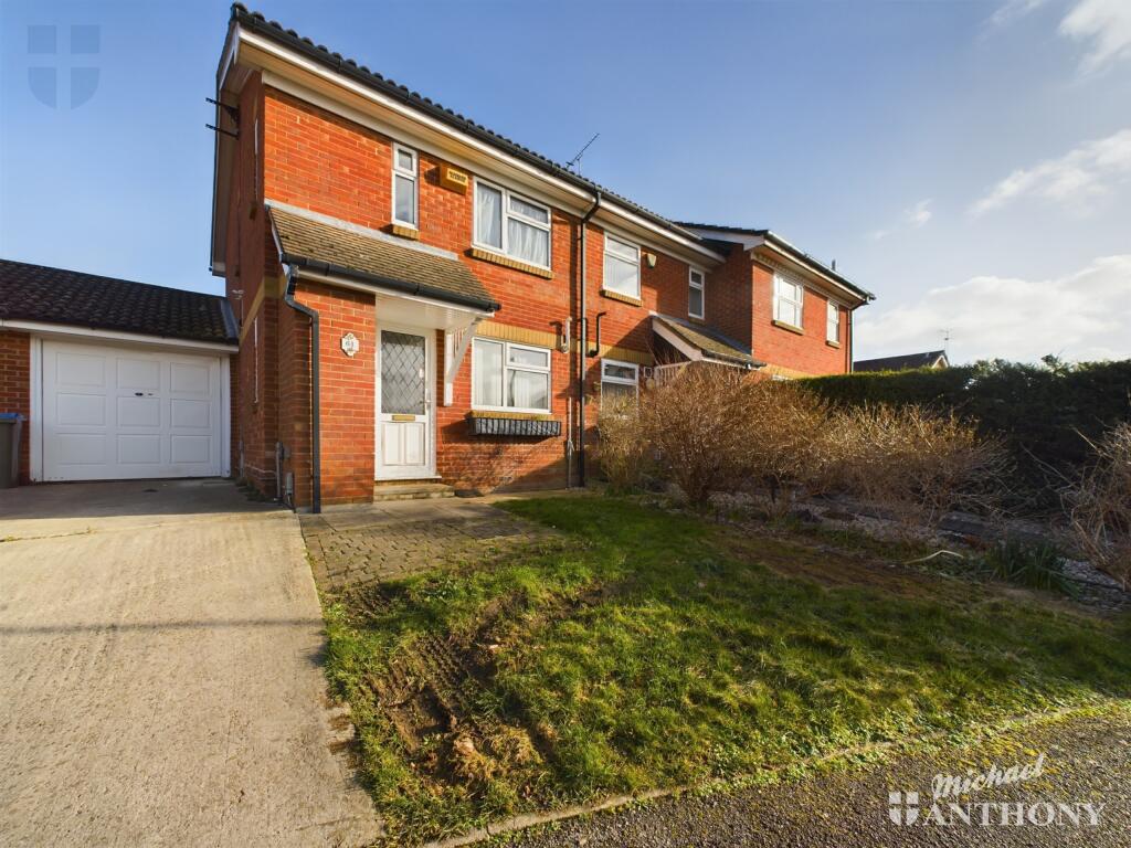 2 bed Semi Detached for rent in Aylesbury. From Michael Anthony - Aylesbury