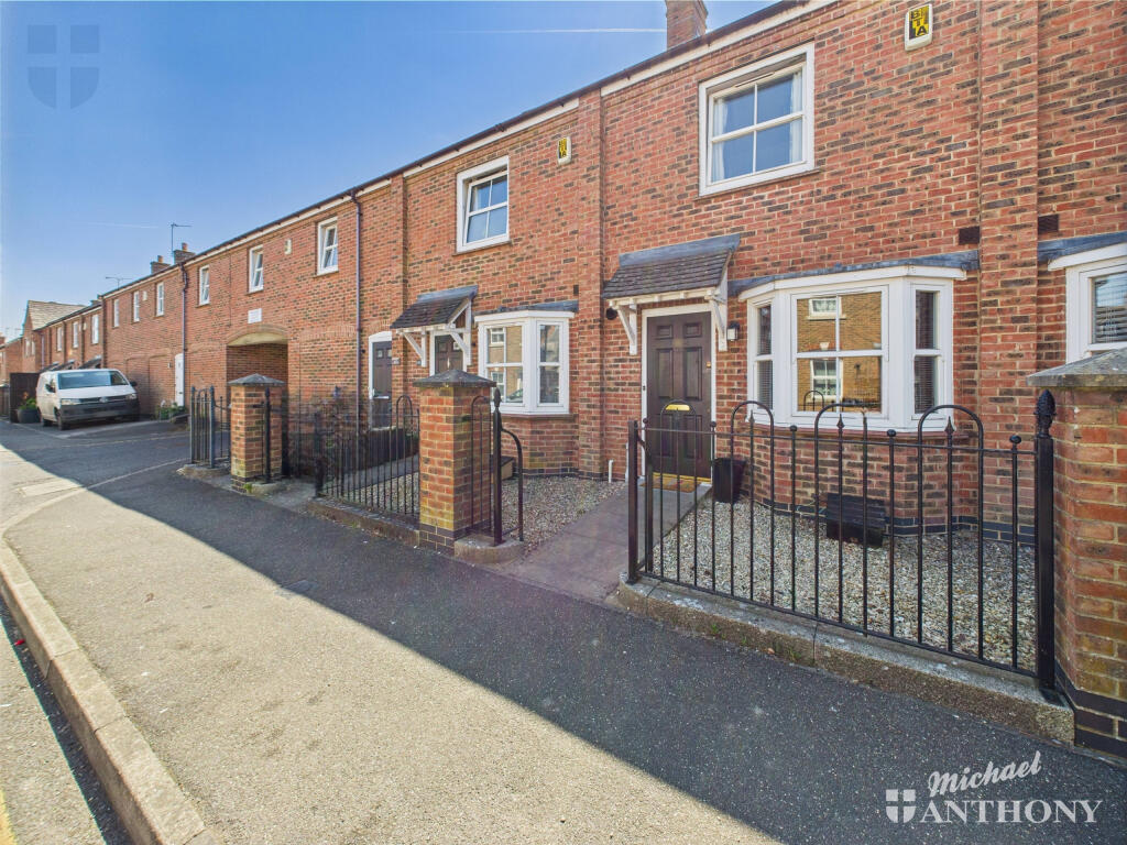 2 bed Mid Terraced House for rent in Stone. From Michael Anthony - Aylesbury
