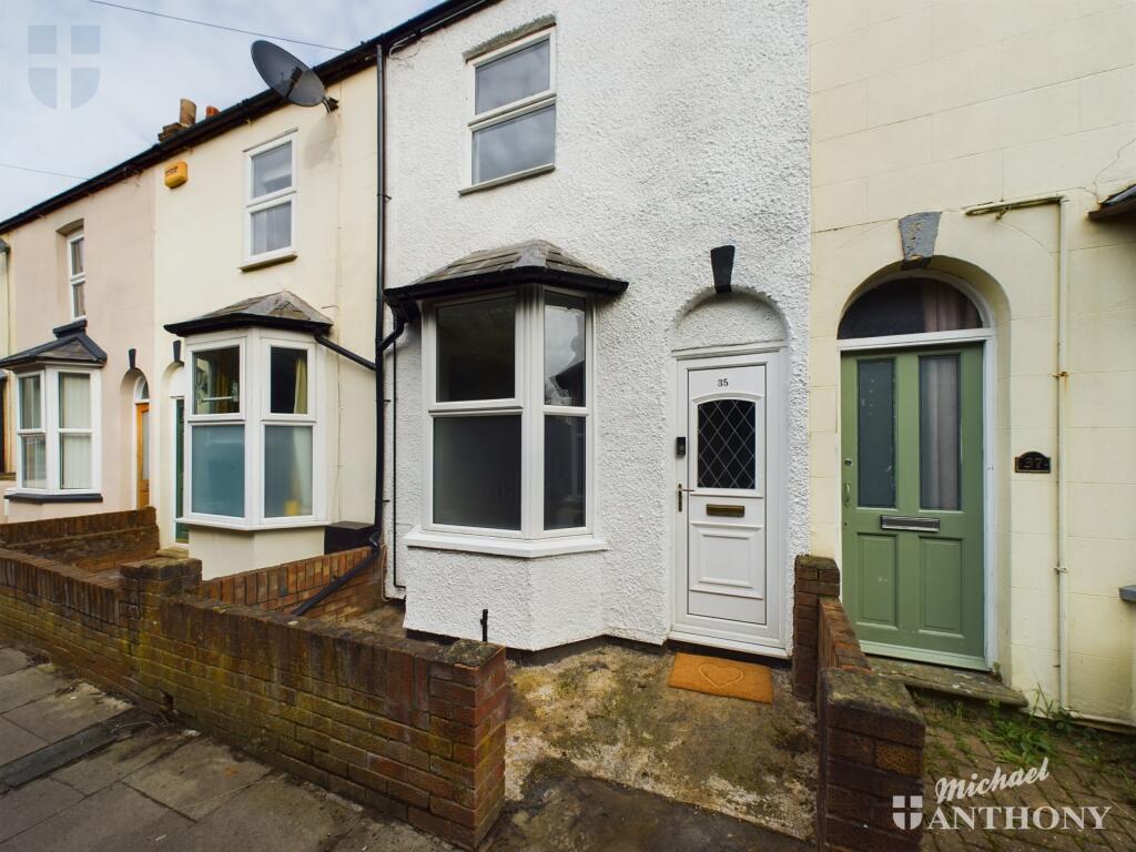 3 bed Mid Terraced House for rent in Aylesbury. From Michael Anthony - Aylesbury