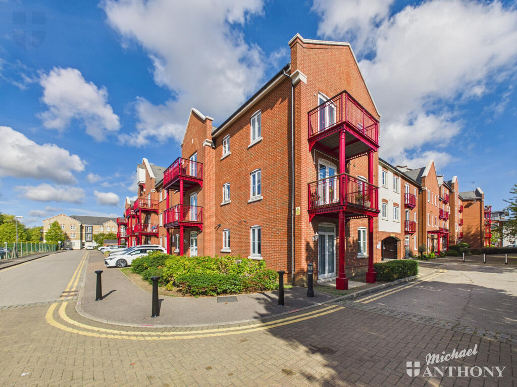 2 bed 1st Floor Flat for rent in Aylesbury. From Michael Anthony - Aylesbury