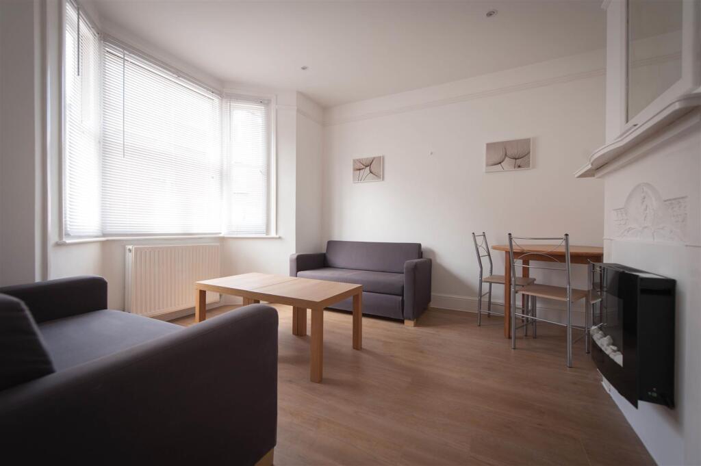 4 bed Mid Terraced House for rent in Canterbury. From Miles & Barr - Canterbury 4 bed Mid Terraced House for rent in Canterbury. From Miles & Barr - Canterbury