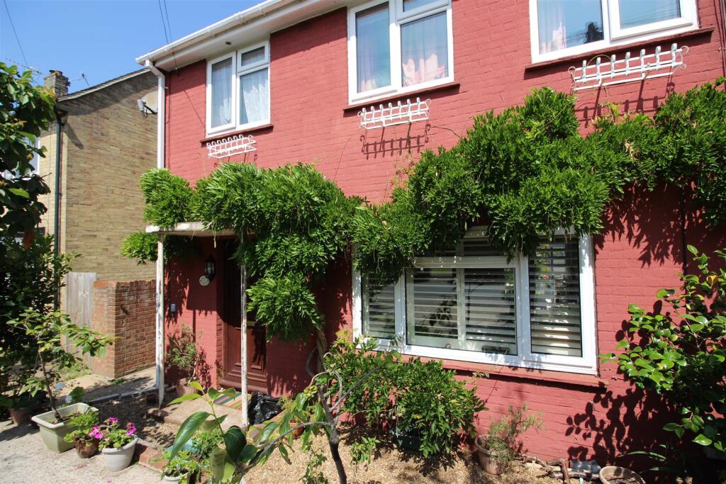 3 bed Semi Detached for rent in Canterbury. From Miles & Barr - Canterbury 3 bed Semi Detached for rent in Canterbury. From Miles & Barr - Canterbury