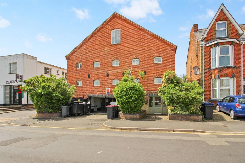 2 bed 1st Floor Flat for rent in Rough Common. From Miles & Barr - Canterbury 2 bed 1st Floor Flat for rent in Rough Common. From Miles & Barr - Canterbury