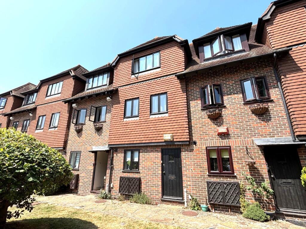 4 bed Mid Terraced House for rent in Harbledown. From Miles & Barr - Canterbury 4 bed Mid Terraced House for rent in Harbledown. From Miles & Barr - Canterbury
