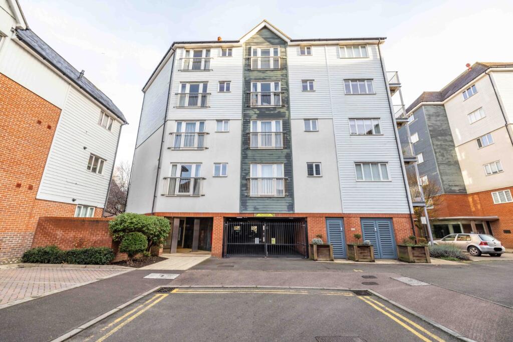 4 bed 1st Floor Flat for rent in Tyler Hill. From Miles & Barr - Canterbury 4 bed 1st Floor Flat for rent in Tyler Hill. From Miles & Barr - Canterbury