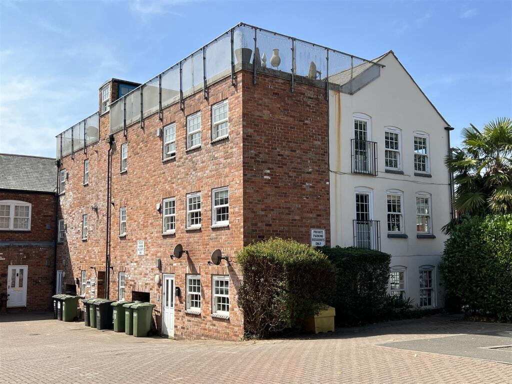 2 bed 1st Floor Flat for rent in Earls Barton. From Matthew Nicholas Estate Agents - Wollaston