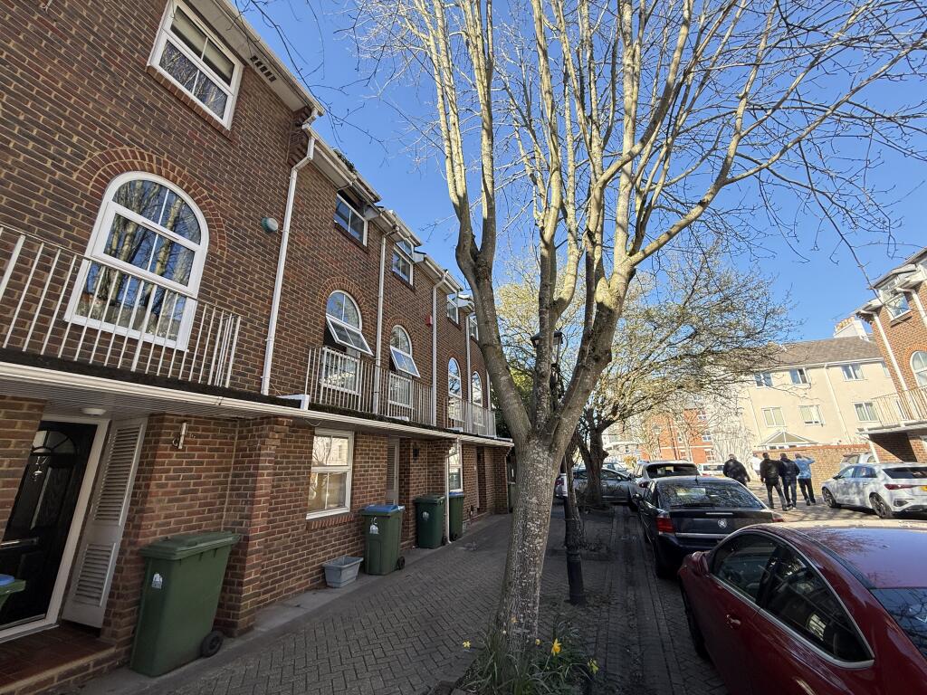 5 bed Detached for rent in Southampton. From Morris Dibben - Southampton