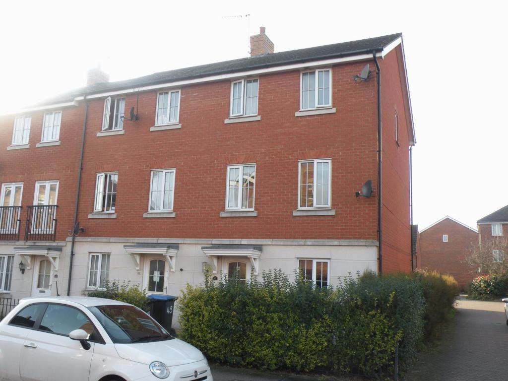 4 bed Mid Terraced House for rent in Hatfield. From Moving Places - Hatfield