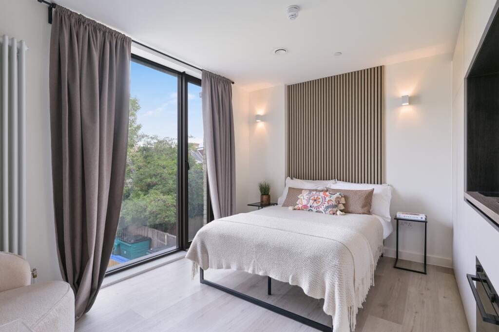 4 bed Studio for rent in . From Moving Places - Hatfield