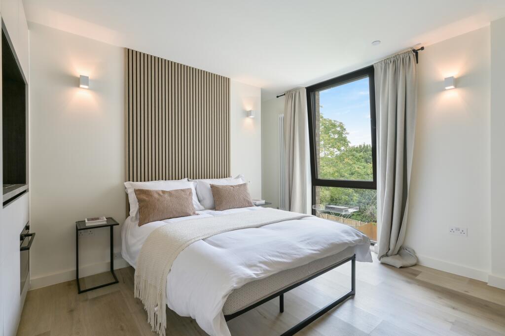 4 bed Studio for rent in . From Moving Places - Hatfield