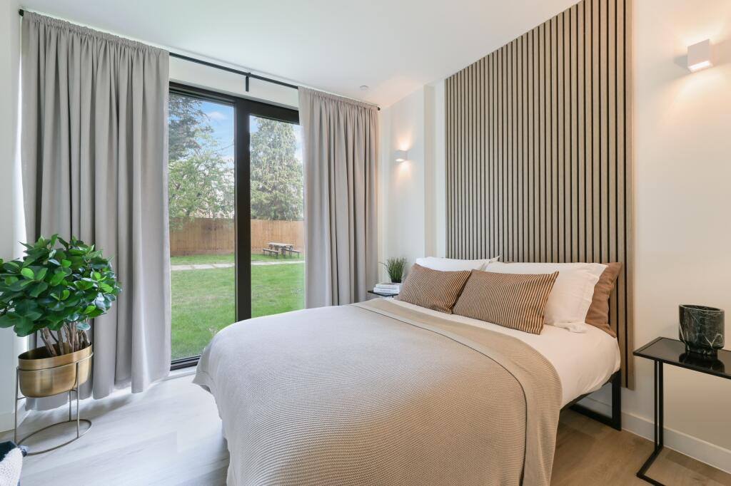 4 bed Studio for rent in . From Moving Places - Hatfield