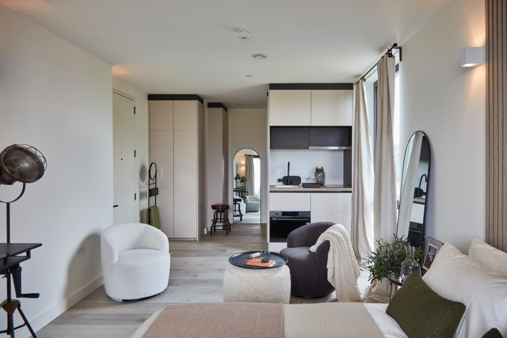 4 bed Studio for rent in . From Moving Places - Hatfield