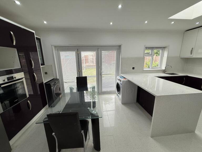3 bed End of Terrace for rent in Mitcham. From Moore & Partners - Crawley