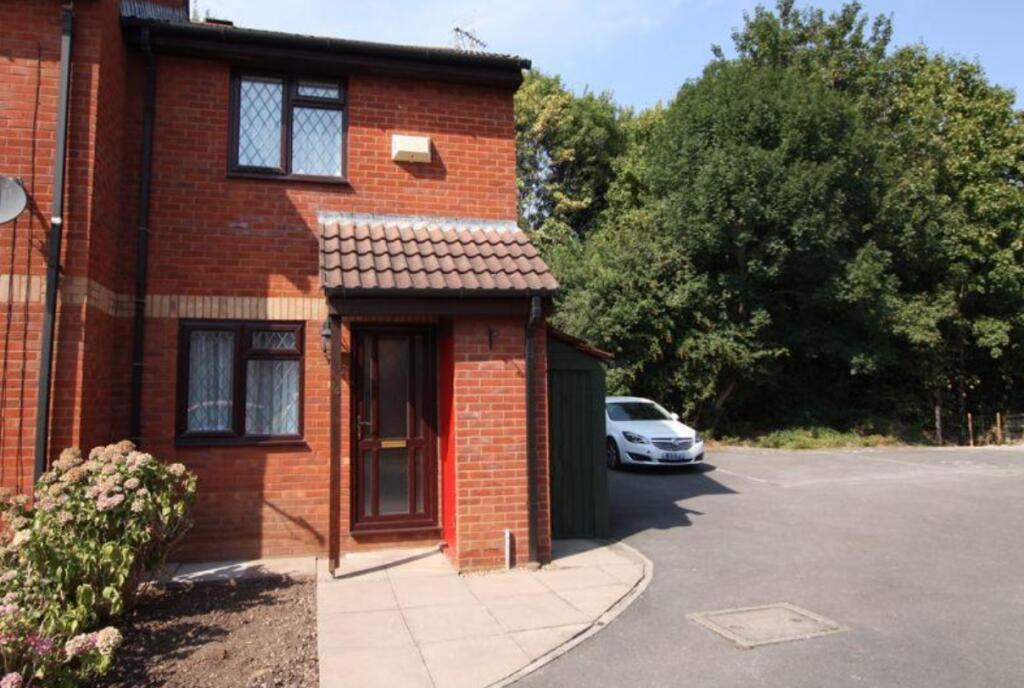 2 bed Mid Terraced House for rent in Taunton. From Newton King - Taunton