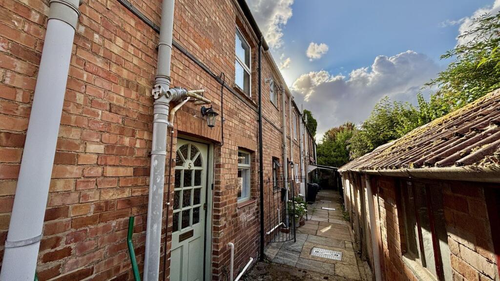 3 bed Mid Terraced House for rent in Trull. From Newton King - Taunton 3 bed Mid Terraced House for rent in Trull. From Newton King - Taunton