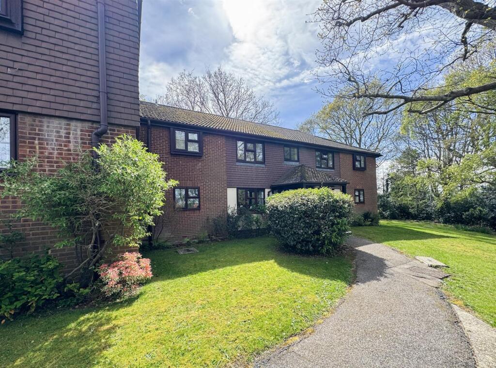 2 bed 1st Floor Flat for rent in Lunsford's Cross. From Oakfield - Bexhill-on-Sea