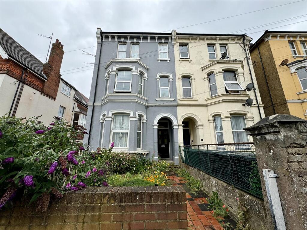 2 bed 1st Floor Flat for rent in Lunsford's Cross. From Oakfield - Bexhill-on-Sea