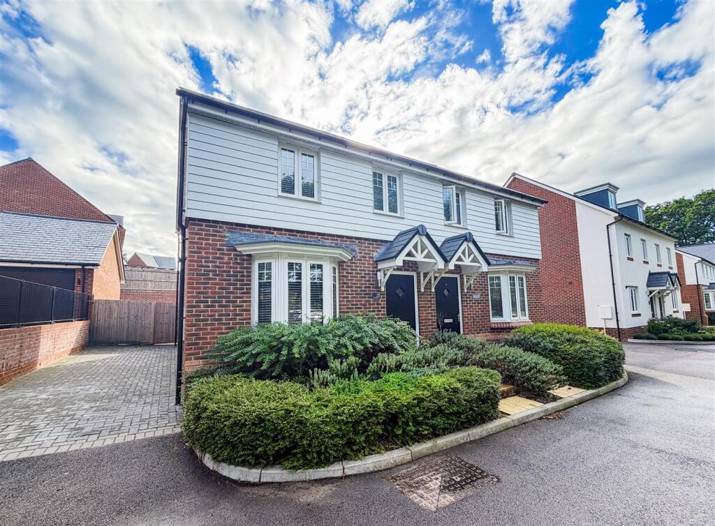 3 bed Semi Detached for rent in Lunsford's Cross. From Oakfield - Bexhill-on-Sea 3 bed Semi Detached for rent in Lunsford's Cross. From Oakfield - Bexhill-on-Sea