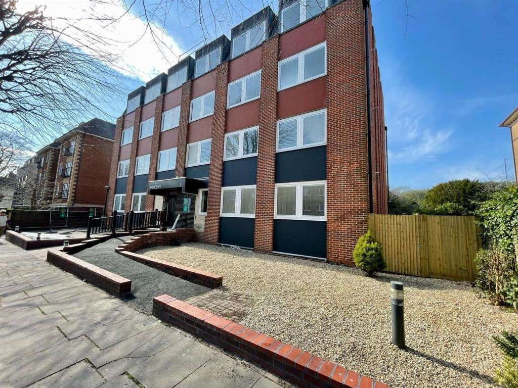 2 bed 1st Floor Flat for rent in . From Oakfield - Eastbourne