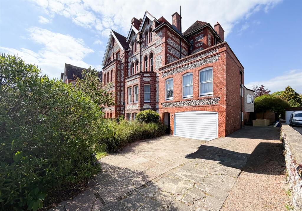 4 bed 1st Floor Flat for rent in Eastbourne. From Oakfield - Eastbourne 4 bed 1st Floor Flat for rent in Eastbourne. From Oakfield - Eastbourne