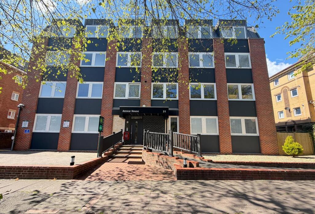 2 bed 1st Floor Flat for rent in . From Oakfield - Eastbourne