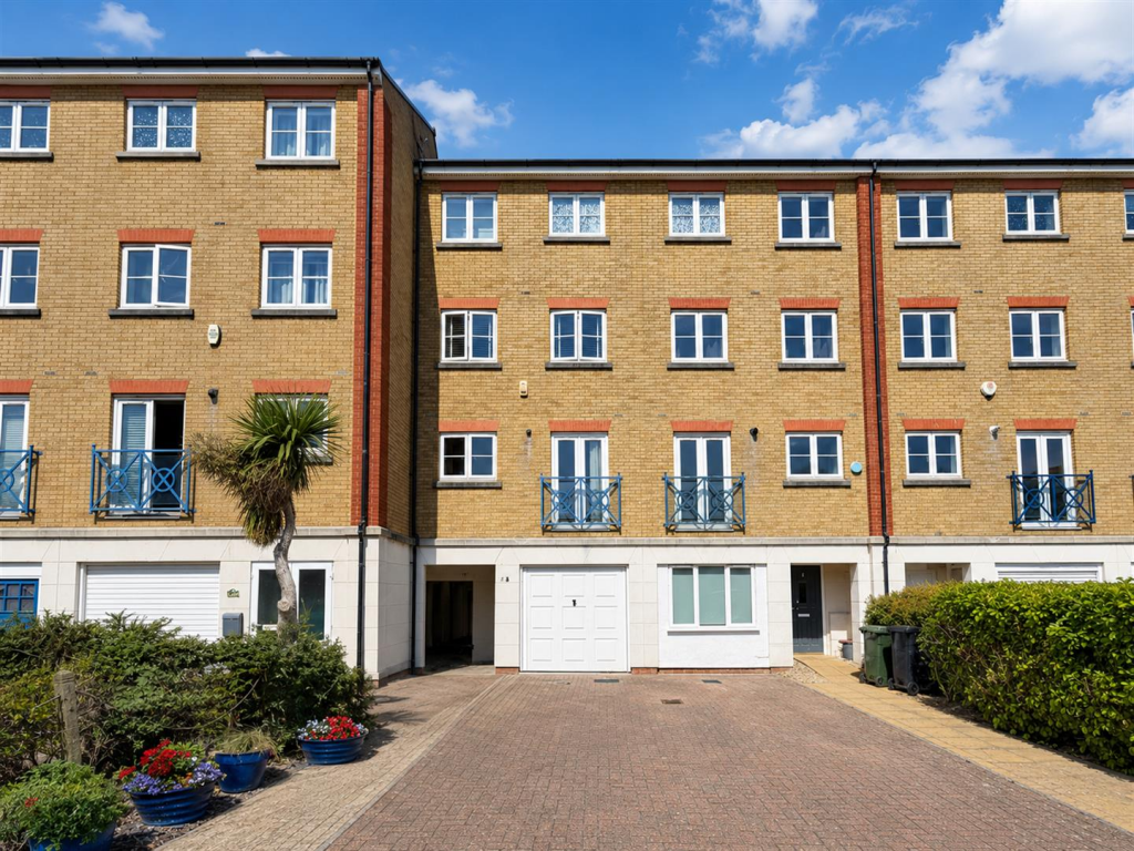 5 bed Town House for rent in Crumbles. From Oakfield - Eastbourne