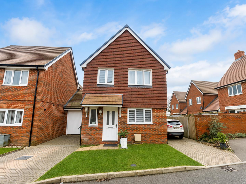 4 bed Link detached for rent in Stone Cross. From Oakfield - Eastbourne 4 bed Link detached for rent in Stone Cross. From Oakfield - Eastbourne